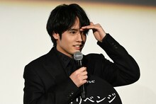 観客が書いたボードを読もうとする赤楚衛二。