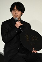 ボードに「食欲」と書いた赤楚衛二。