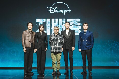 「支配種」記者会見の様子。左からイ・ムセン、ハン・ヒョジュ、パク・チョルファン、チュ・ジフン、イ・ヒジュン。