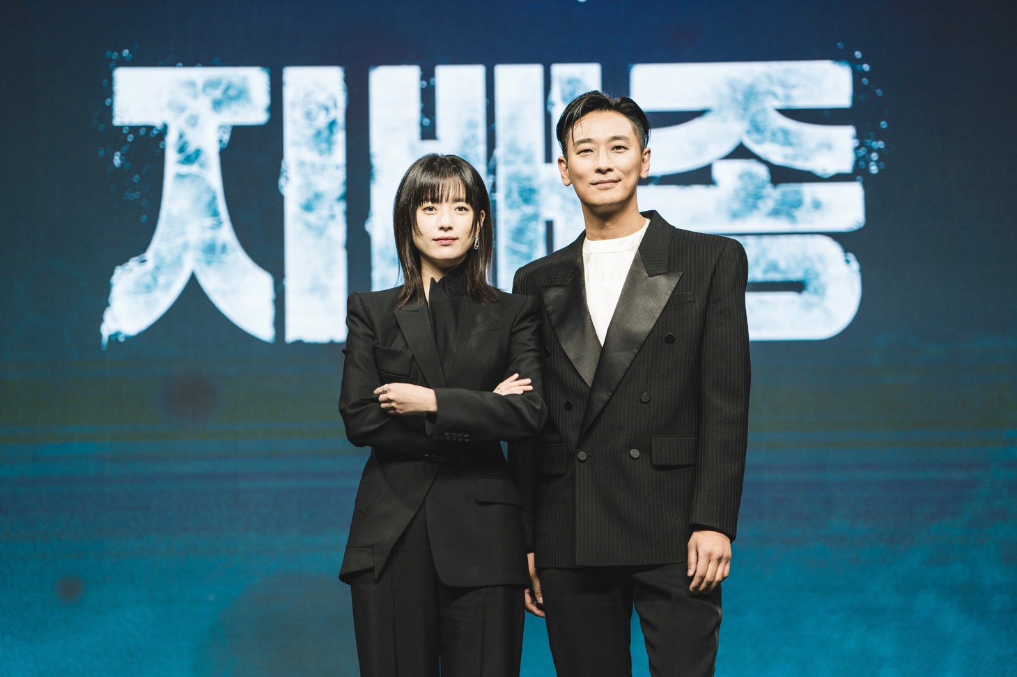左からハン・ヒョジュ、チュ・ジフン。