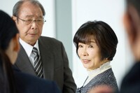 「明日を綴る写真館」より、鮫島桜役の市毛良枝（右）。