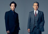 左から佐久間駿介役の亀梨和也、葛城勝俊役の渡部篤郎。