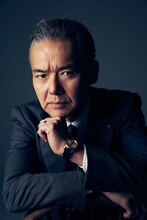 葛城勝俊役の渡部篤郎。