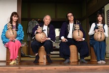 左から宮本茉由、橋爪功、高橋一生、本田翼。