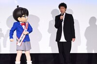 怪盗キッドのモノマネで自己紹介する大泉洋（右）と、びっくりする江戸川コナン（左）。