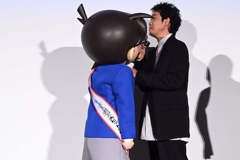 江戸川コナン（左）の声まねに挑むも、クオリティが低いあまり詰め寄られる大泉洋（右）。