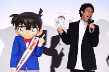 原作者・青山剛昌からのサプライズイラストに歓喜する大泉洋（右）。