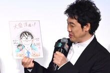 原作者・青山剛昌からのサプライズイラストをうれしそうに見つめる大泉洋。