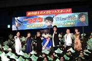 「名探偵コナン 100万ドルの五稜星」公開記念舞台挨拶にて、左から山口勝平、山崎和佳奈、高山みなみ、江戸川コナン、大泉洋、堀川りょう、宮村優子。