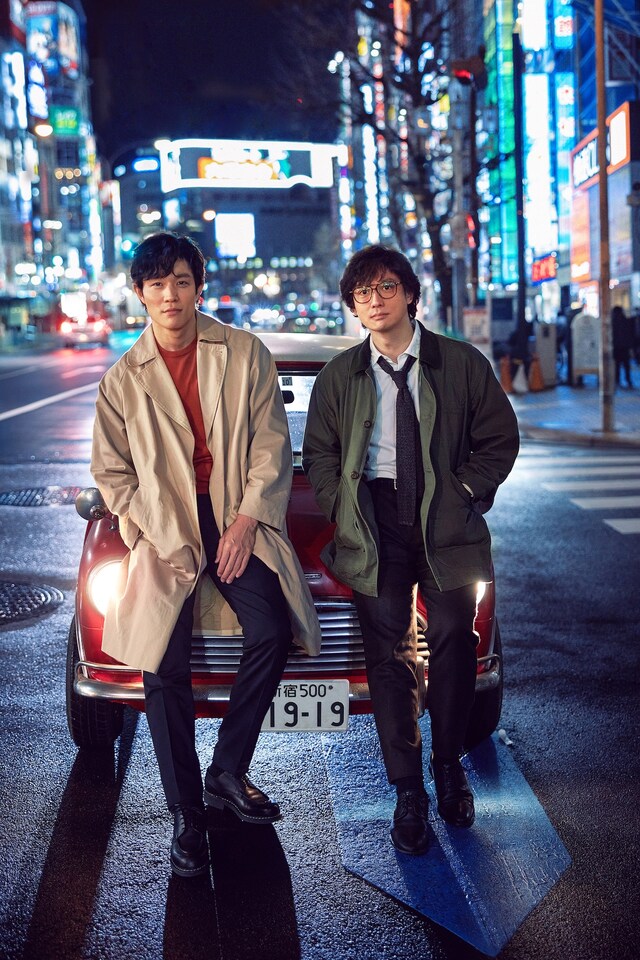 左から冴羽リョウ役の鈴木亮平、槇村秀幸役の安藤政信。