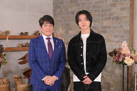 左から林修、山崎賢人。