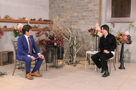 左から林修、山崎賢人。