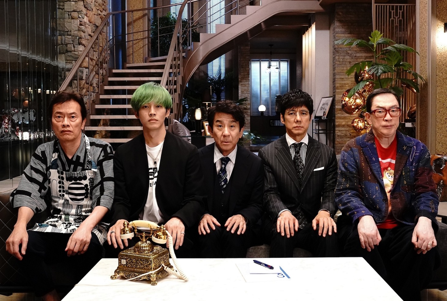 左から遠藤憲一、松坂桃李、小林隆、西島秀俊、坂東彌十郎。