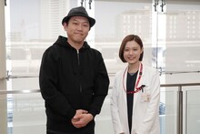 左からYuki Saito、杉咲花。