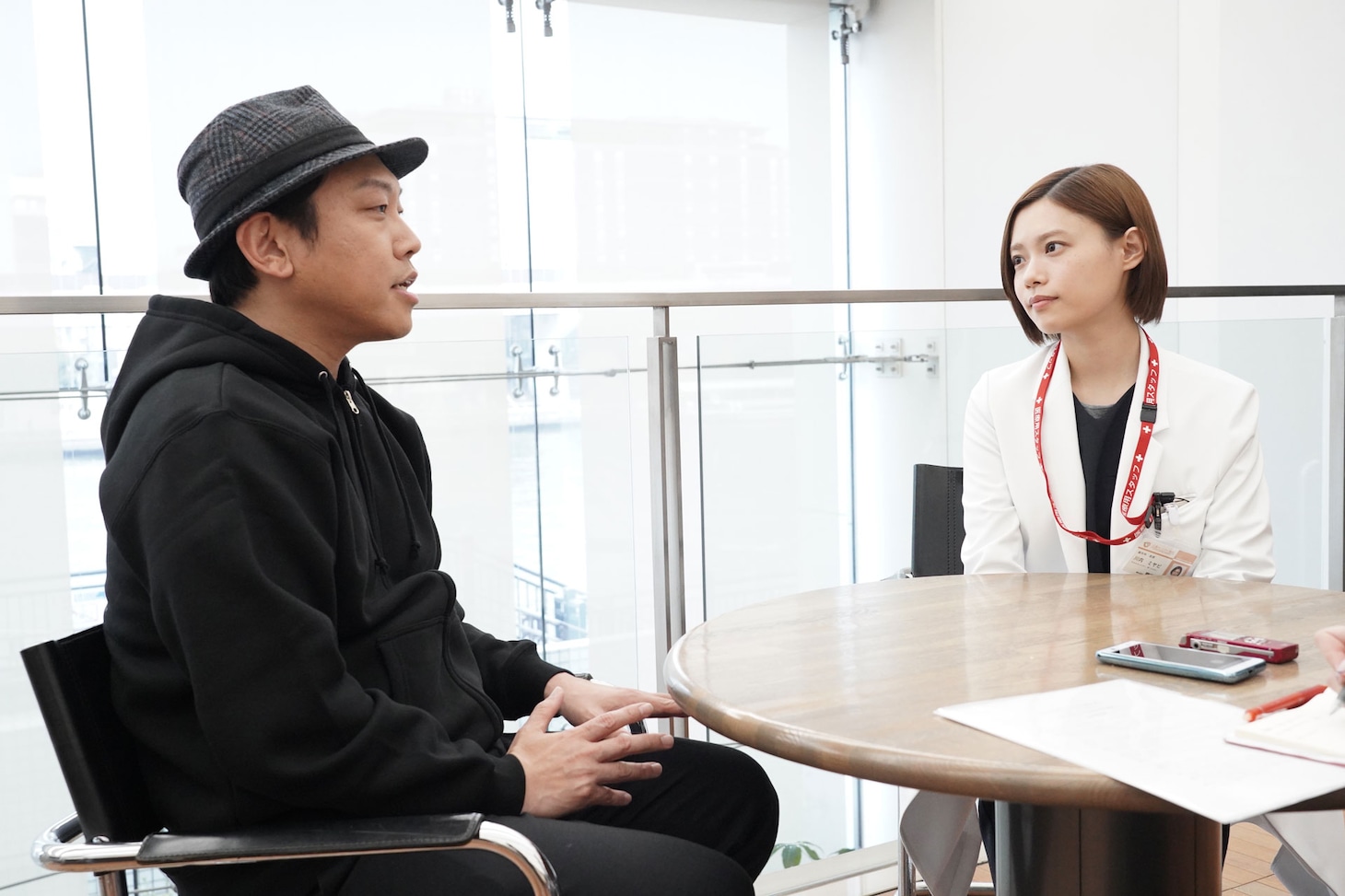 左からYuki Saito、杉咲花。