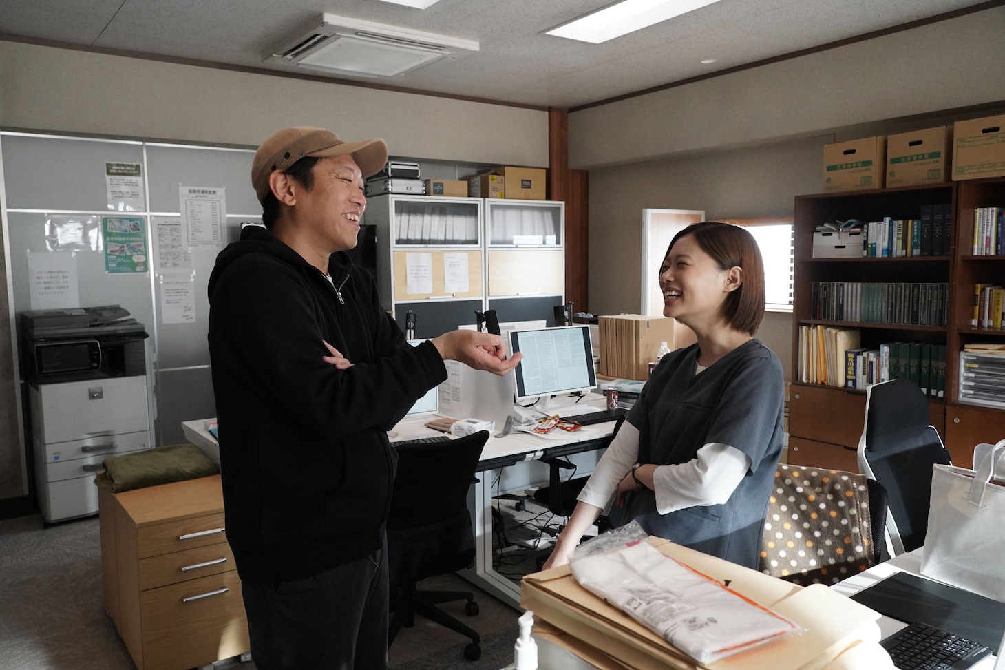 「アンメット ある脳外科医の日記」撮影現場にて、左からYuki Saito、杉咲花。