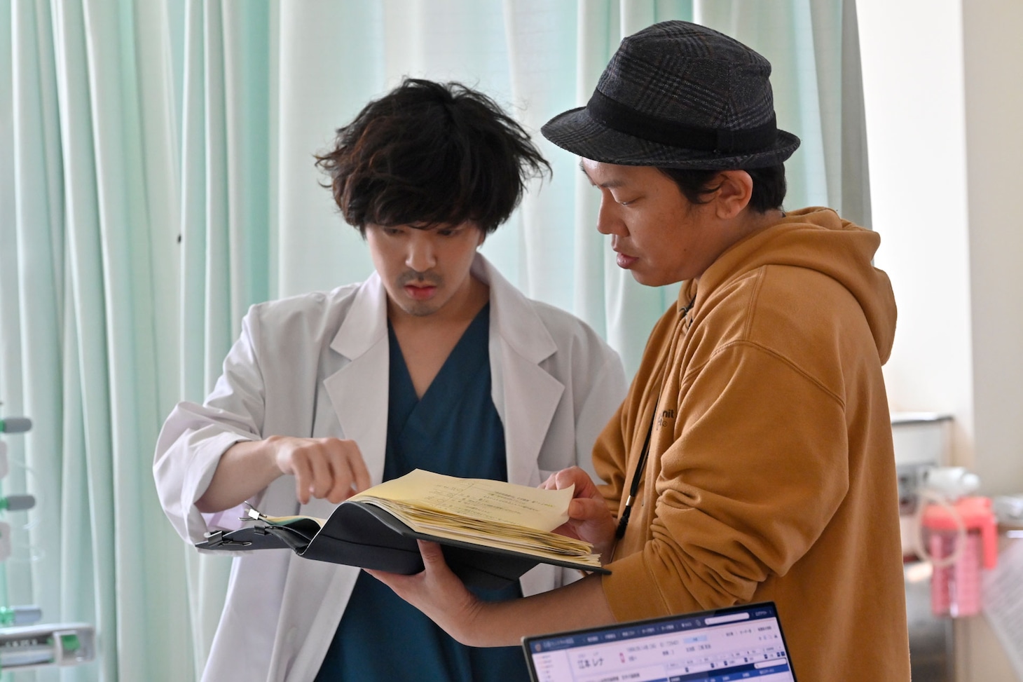 「アンメット ある脳外科医の日記」撮影現場にて、左から若葉竜也、Yuki Saito。