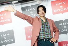 ムービーカメラに手を振る本島純政。