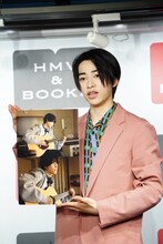 お気に入りの10月のカットを見せる本島純政。