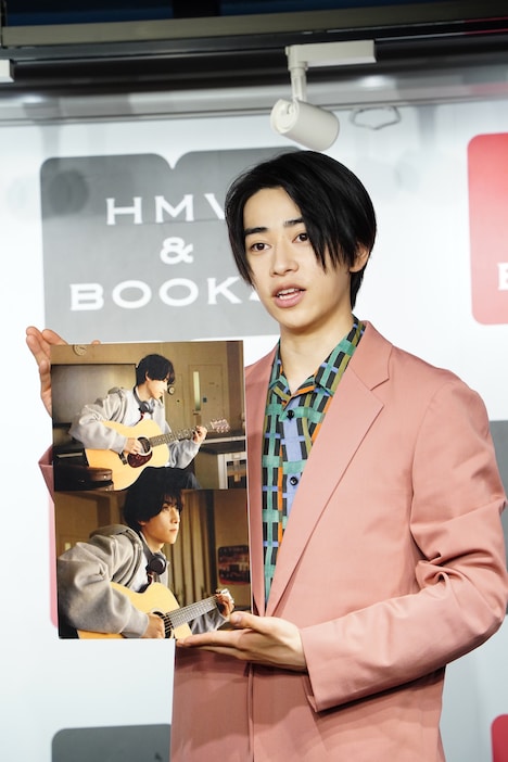 お気に入りの10月のカットを見せる本島純政。