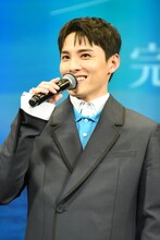 「見ての通り緊張しています」と話す川西拓実。