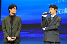 「見ての通り緊張しています」と話す川西拓実（右）を見守る井之脇海（左）。