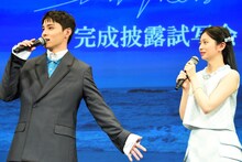 「僕のあの言葉があったから……」と、桜田ひより（右）に関西弁での演技に役立つアドバイスを送ったとうそぶく川西拓実（左）。