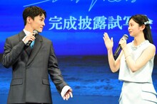 関西弁での演技に役立ったとアピールするも、桜田ひより（右）に即座に否定され、「見守ってくれてはいた」とフォローをされた川西拓実（左）。