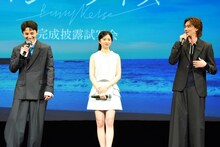 「小中学生みたいないたずらをしょっちゅうやってきた」と、柳俊太郎（右）に暴露される川西拓実（左）。中央は2人に挟まれた桜田ひより。