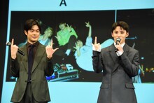 撮影現場で、JO1のグループ挨拶「Go to the TOP!」のポーズを流行らせようとした川西拓実（右）。