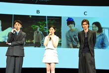 メイキング写真を眺める一同。スクリーン中のBは夜の撮影時、Cは暑い日に氷のうを頭に乗せて涼む川西拓実と桜田ひより。