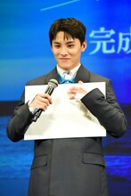 フリップを抱える川西拓実。