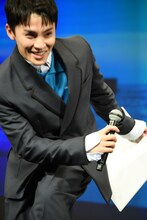 風間太樹の“推し”が自分ではないと知り、カメラが追えないほどの勢いでずっこける川西拓実。