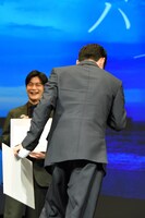 ずっこけたあと、速やかに立ち位置へ戻る川西拓実（手前）。