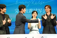 共演者たちの「Go to the TOP!」を厳しくチェックする川西拓実（左から2人目）。