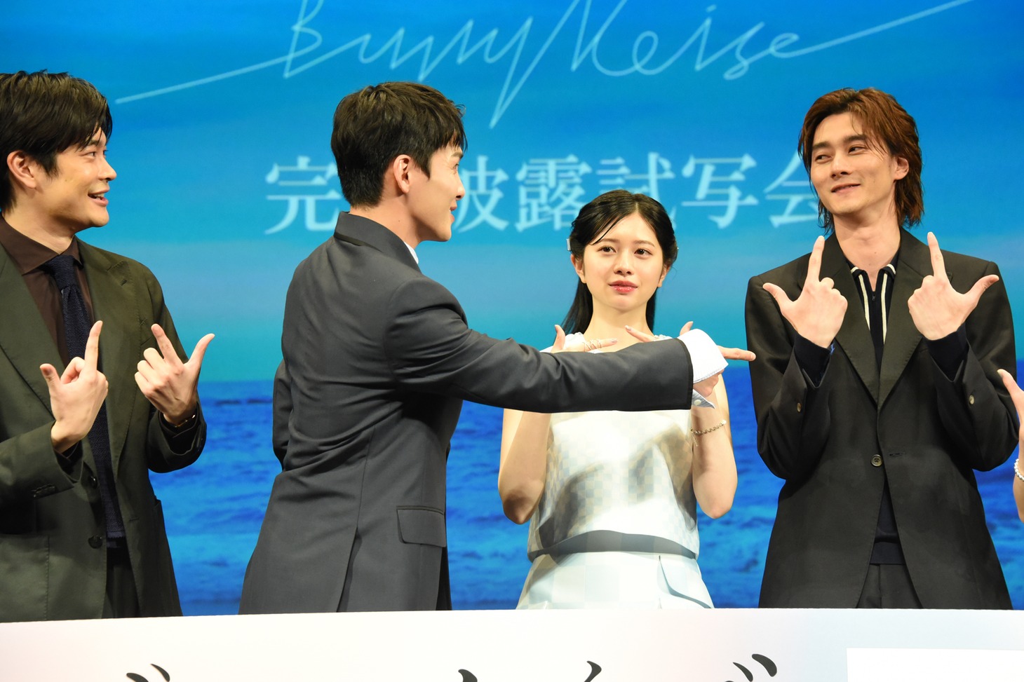 共演者たちの「Go to the TOP!」を厳しくチェックする川西拓実（左から2人目）。