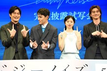 共演者たちの「Go to the TOP!」ポーズをチェックする川西拓実（左から2人目）。