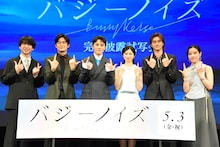 「バジーノイズ」完成披露試写会の様子。左から風間太樹、井之脇海、川西拓実、桜田ひより、柳俊太郎、円井わん。