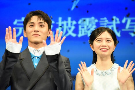 手を振る川西拓実(左)と桜田ひより(右)。