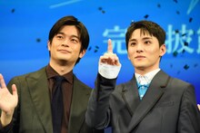 井之脇海（左）にムービーカメラの位置を教わっていた川西拓実（右）。