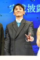 フォトセッションの最中に、そっとピースをしていた川西拓実。