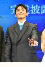 フォトセッションの最中に、そっとピースをしていた川西拓実。