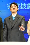 フォトセッションの最中に、そっとピースをしていた川西拓実。
