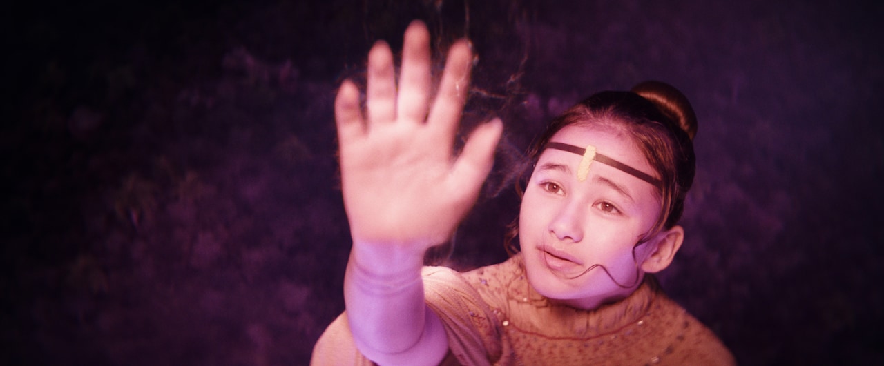 映画「ゴジラxコング 新たなる帝国」より、イーウィス族の少女ジア。