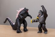 ゴジラ（左）とコング（右）のフィギュア。