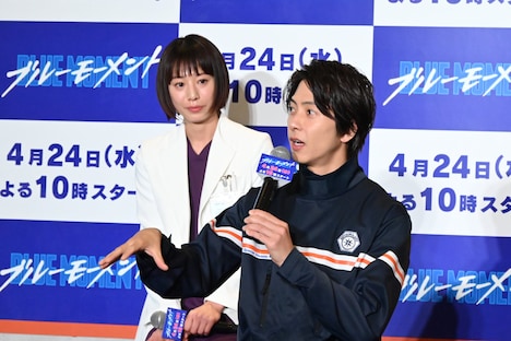 ドラマ「コード・ブルー」は「教材としてバッチリ!」と話す山下智久(手前)と、うなずく夏帆(奥)。