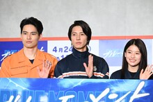 左から水上恒司、山下智久、出口夏希。
