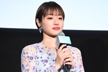 涙する石原さとみ。