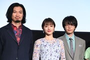 左から青木崇高、石原さとみ、中村倫也。