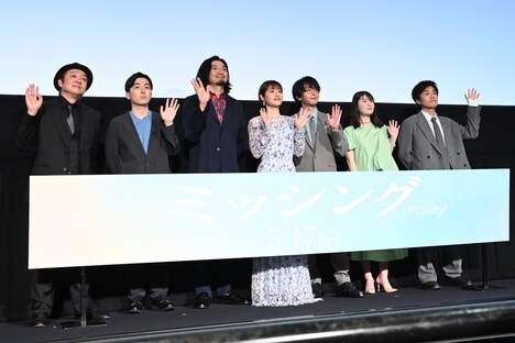 「ミッシング」完成披露試写会の様子。左から吉田恵輔、森優作、青木崇高、石原さとみ、中村倫也、小野花梨、細川岳。